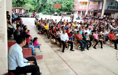 Multitud en el primer evento del evangelio en un pueblo de Chiapas
